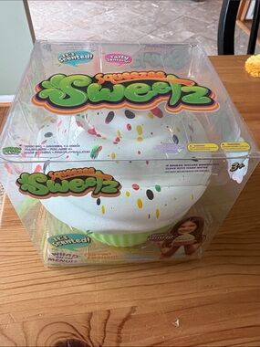 Squeezies SweeTz Scented Sprinkle cupcake  Squishy